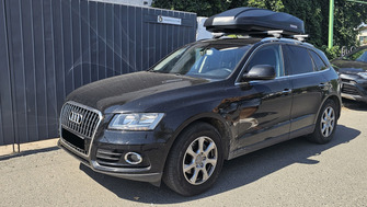 Audi Q5 with Menabo Ariem Silver roof bars and a Menabo Starla 500 DUO Dark roof box