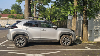 Toyota Yaris Cross with Menabo Delta roof bars and a Thule ProRide 598 bike rack