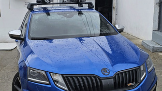 Skoda Octavia with Thule Evo Flush Edge Black roof bars and Thule ProRide 598 Black bike racks