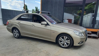 Mercedes E-Class with Menabo Omega Plus aluminium roof bars