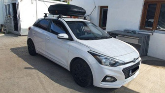 Hyundai i20 with a Carbon Look roof box