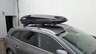 Renault Talisman with Menabo Tiger Black roof bars and a Menabo Diamond 500 Black roof box