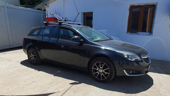 Opel Insignia with Menabo Lince Silver XL roof bars and a Thule FreeRide bike rack