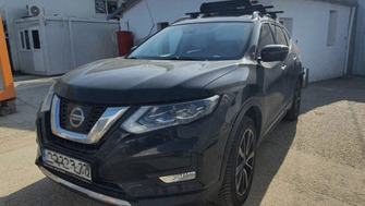 Nissan X-Trail with Menabo Sherman Black XL roof bars and a Menabo Silver Ice Black ski & snowboard rack