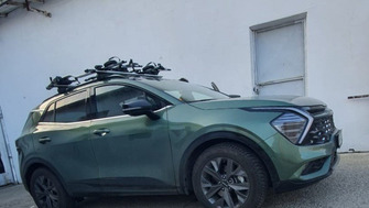 Kia Sportage with Menabo Lince Silver XL roof bars and Thule ProRide 598 bike racks