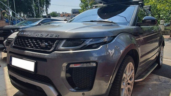 Range Rover with Menabo Tema roof bars and a Menabo Diamond roof box