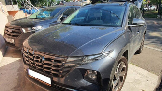 Hyundai Tucson with Menabo Leopard roof bars and Thule FreeRide 532 bike racks