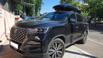 SsangYong Rexton with Menabo Jackson roof bars and a Menabo Mania roof box