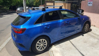 Kia Ceed with Thule Evo Flush roof bars and two Thule ProRide 598 bike racks