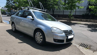Volkswagen Passat with Menabo Tema roof bars and two Thule FreeRide 532 bike racks