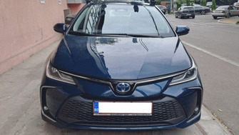 Toyota Corolla with Thule Edge Clamp roof bars and Thule ProRide 598 bike racks