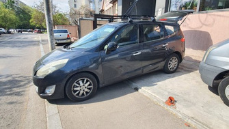 Renault Scenic with Menabo Omega roof bars and two K39 Orion bike racks