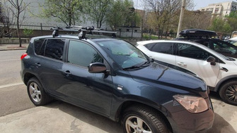 Toyota RAV4 with Menabo Tema roof bars and a Thule FreeRide 532 bike rack