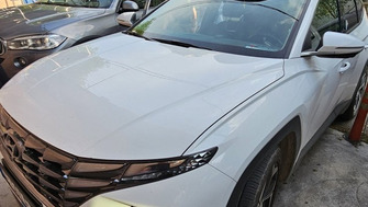 Hyundai Tucson with Menabo Leopard roof bars and a Menabo Mania roof box