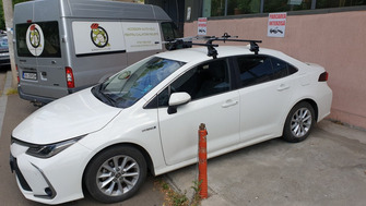 Toyota Corolla with Menabo Omega roof bars and a Thule FreeRide 532 bike rack