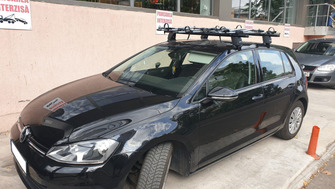 Volkswagen Golf with Menabo Delta roof bars and two Thule FreeRide 532 bike racks