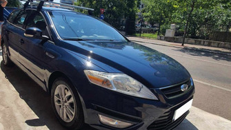 Ford Mondeo with Menabo Tema roof bars and a Menabo Juza bike rack