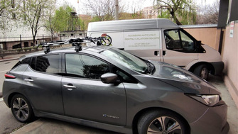 Nissan Leaf with Menabo Tema roof bars and Thule FreeRide 532 bike racks