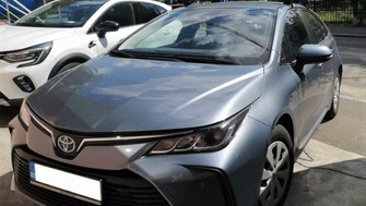 Toyota Corolla with Menabo Omega roof bars and a Thule FreeRide 532 bike rack