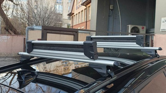 Hyundai Tucson with Menabo Tiger roof bars and a Menabo Yelo 6 ski & snowboard rack