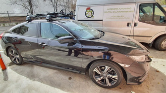 Honda Civic with Thule Evo Clamp roof bars and two Thule ProRide 598 roof bike racks