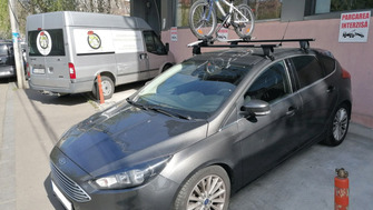 Ford Focus with Menabo Delta roof bars and a Thule FreeRide 532 roof bike rack