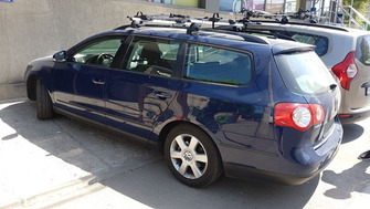 Volkswagen Passat with Menabo Sherman roof bars and Thule FreeRide 532 bike racks