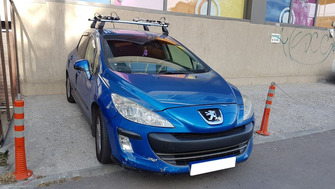 Peugeot 308 with Menabo Tema roof bars and Thule FreeRide 532 bike racks