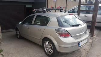 Opel Astra H with Menabo Tema roof bars and a Menabo Huggy Lock bike rack
