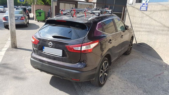 Nissan Qashqai with Menabo Tiger roof bars and Menabo Huggy bike racks