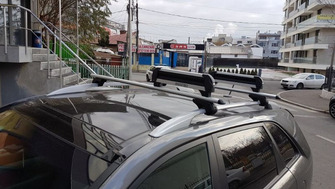 Kia Sorento with Menabo Brio XL roof bars and a Menabo Iceberg 4 ski & snowboard rack