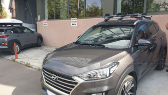 Hyundai Tucson with Menabo Tiger roof bars and Menabo Juza bike racks
