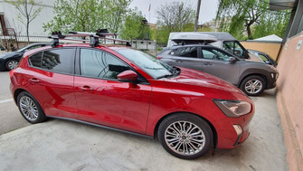 Ford Focus with Menabo Tema roof bars and a Menabo Juza bike rack