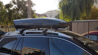 Volvo XC60 with Menabo Dozer roof bars and a Menabo Mania roof box