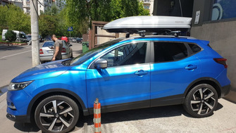 Nissan Qashqai with Menabo Tiger roof bars and a Menabo Mania roof box