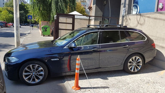 BMW 5 Series with Menabo Tiger roof bars and a Menabo Marathon roof box