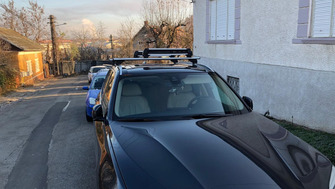 BMW X5 with Menabo Lince Silver roof bars and a Menabo Frozen Alu ski & snowboard rack