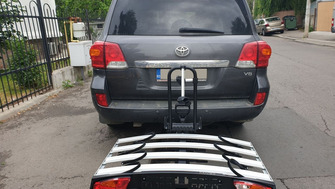 Toyota Land Cruiser with a Menabo Alcor towbar bike rack