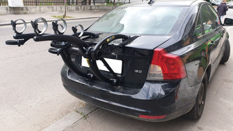 Volvo S40 with a Saris Bones Black bike rack