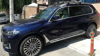 BMW X7 with Menabo Jackson XL roof bars and a Menabo Juza bike rack