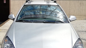 Opel Astra H with Menabo Tema Aluminium roof bars and Thule FreeRide bike racks