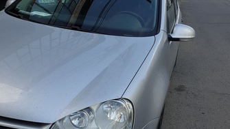 Volkswagen Golf with Menabo Tema roof bars and Thule FreeRide bike racks