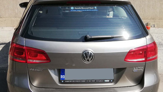 Volkswagen Passat with Menabo Dozer roof bars and a Thule FreeRide bike rack