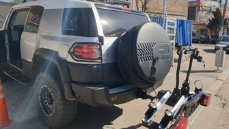 Toyota FJ Cruiser with a Menabo Altair towbar bike rack