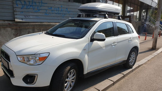 Mitsubishi ASX with Menabo Tema roof bars and a Menabo Marathon roof box
