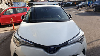 Toyota C-HR with Menabo Tema Aluminium roof bars