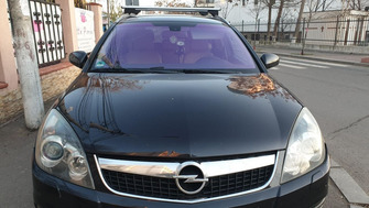 Opel Vectra C Estate with Menabo Lince Silver roof bars