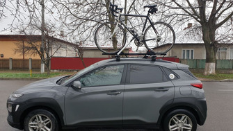 Hyundai Kona with Menabo Lince Silver roof bars and a Menabo Juza bike rack