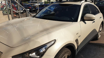 Infiniti QX70 with Menabo Tema roof bars and a Menabo Mania roof box