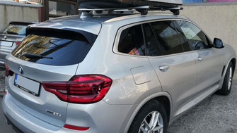BMW X5 with Menabo Tiger Silver XL roof bars and a Menabo Mania roof box